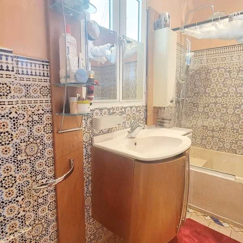 Sale of a lovely apartment in Bourgogne Ouest. 5 large living areas. Carpark and elevator