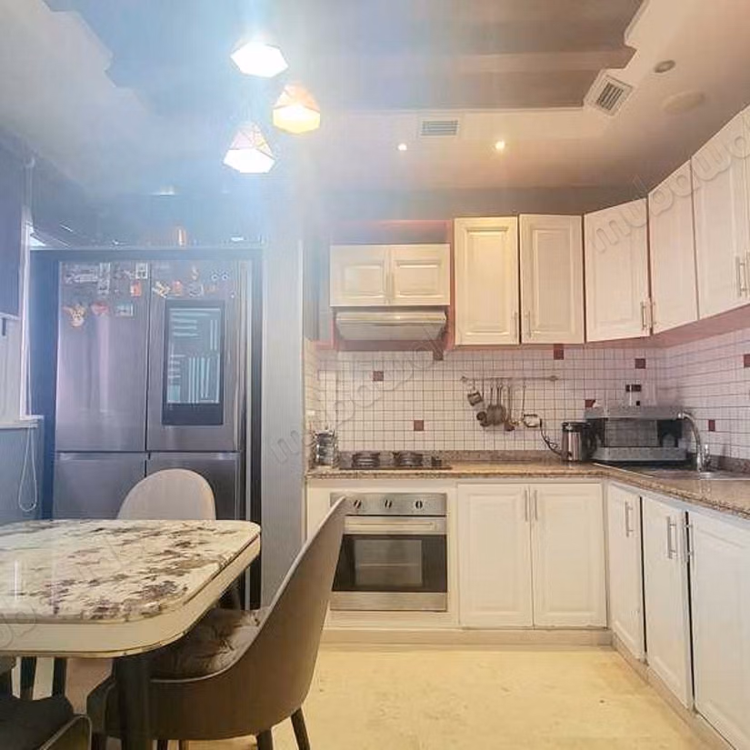 Sale of a lovely apartment in Bourgogne Ouest. 5 large living areas. Carpark and elevator