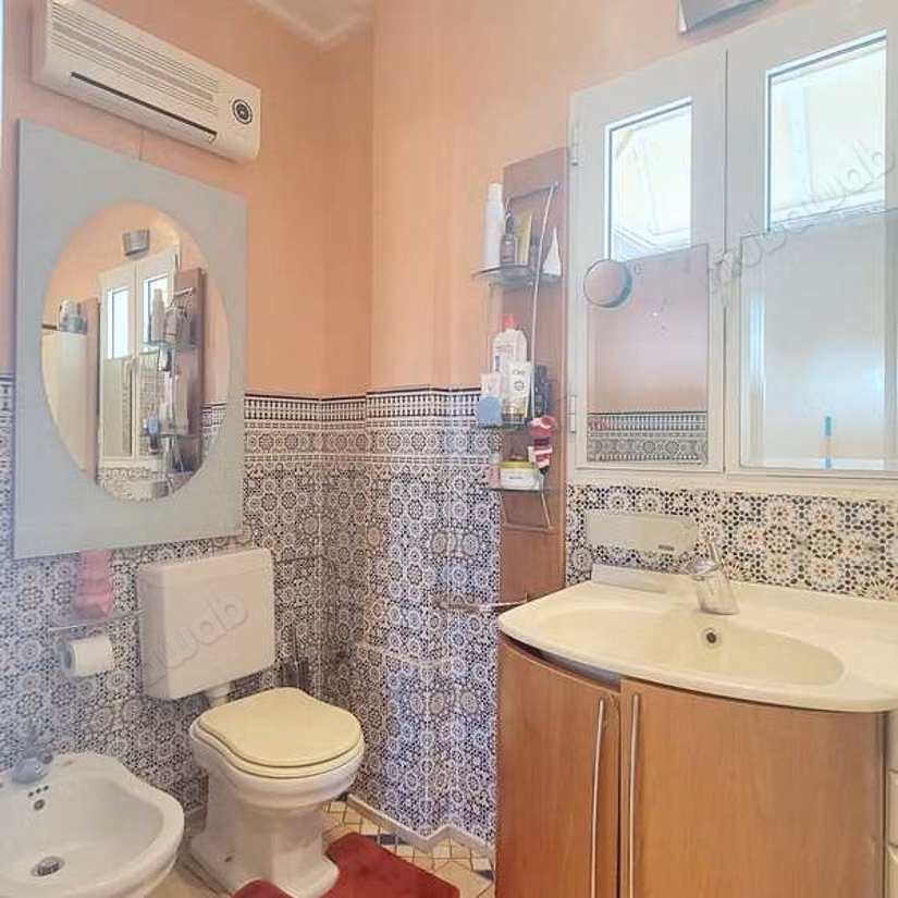 Sale of a lovely apartment in Bourgogne Ouest. 5 large living areas. Carpark and elevator