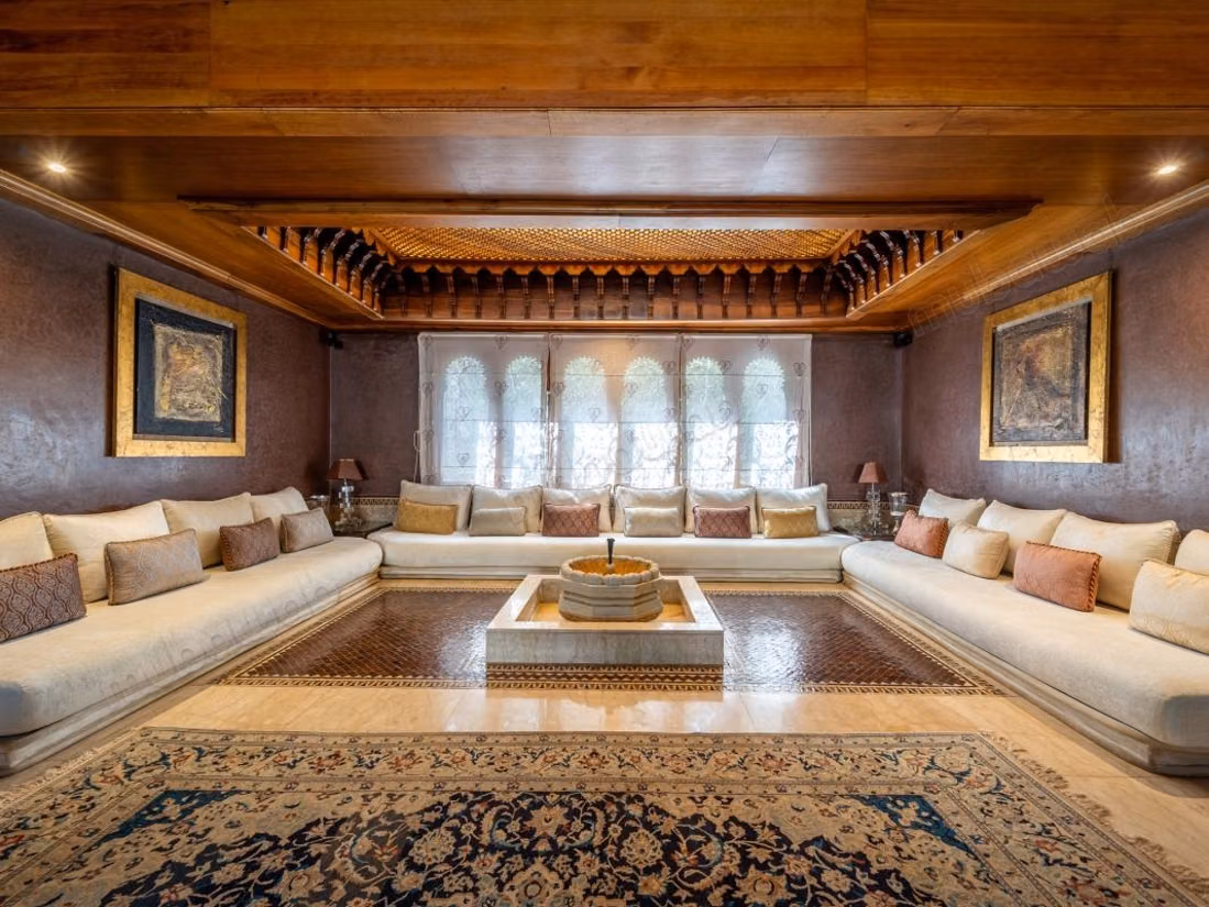 Maison de luxe à louer à Souissi. 4 pièces confortables. Meublé