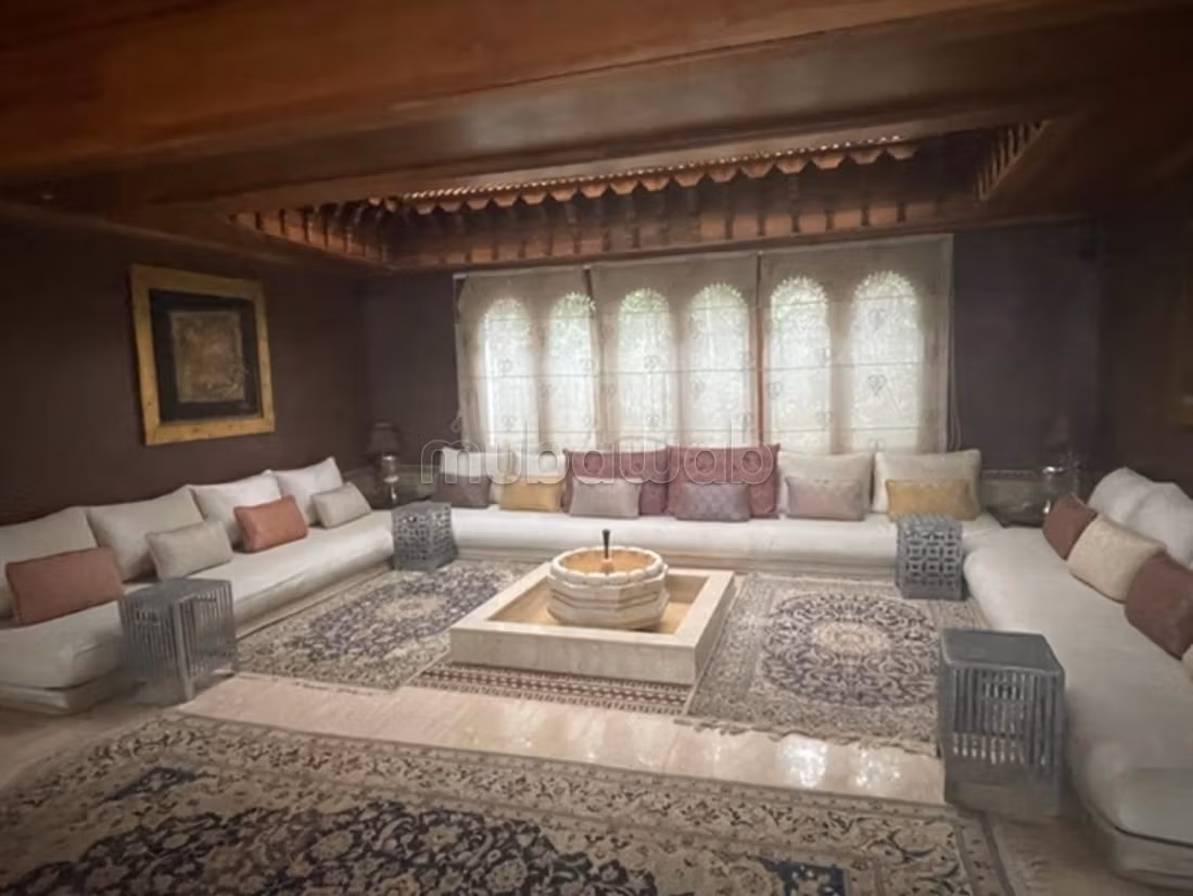 Villa de luxe à louer à Souissi.
Surface de 800 m².
Bien meublé