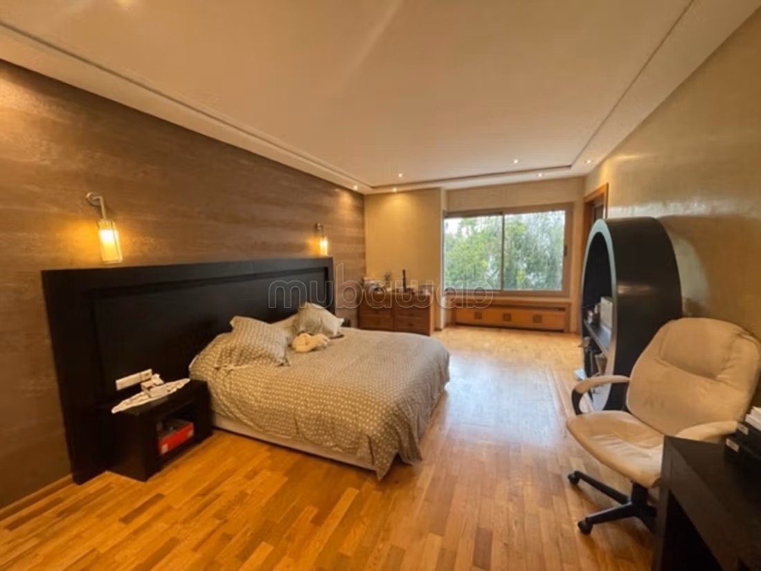 Villa de luxe à louer à Souissi.
Surface de 800 m².
Bien meublé
