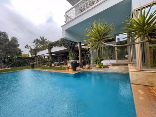 Villa de luxe à louer à Souissi.
Surface de 800 m².
Bien meublé