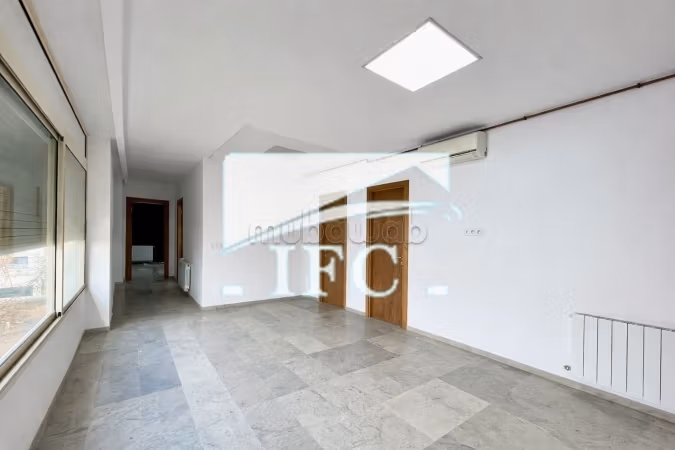 Ufficio in affitto a Cité Jardins. Superficie di 90 m². Abitazione con portiere