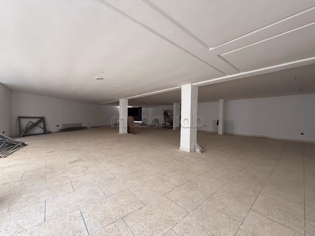 Local commercial à louer à Agdal. Surface totale 1000 m². Double vitrage et porte blindée