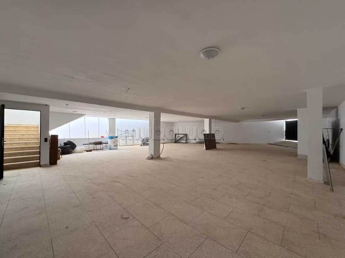 Local commercial à louer à Agdal. Surface totale 1000 m². Double vitrage et porte blindée