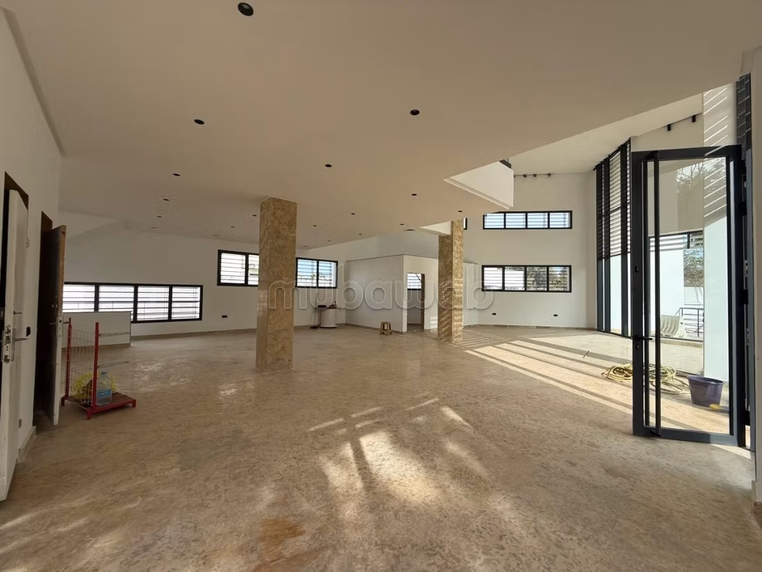 Local commercial à louer à Agdal. Surface totale 1000 m². Double vitrage et porte blindée