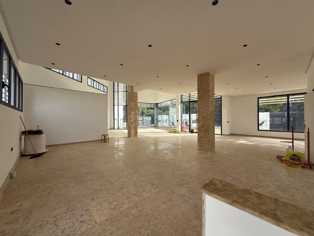 Local commercial à louer à Agdal. Surface totale 1000 m². Double vitrage et porte blindée