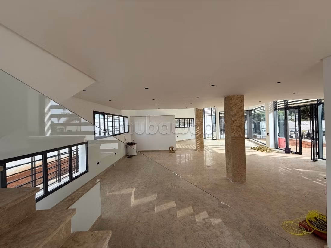 Local commercial à louer à Agdal. Surface totale 1000 m². Double vitrage et porte blindée