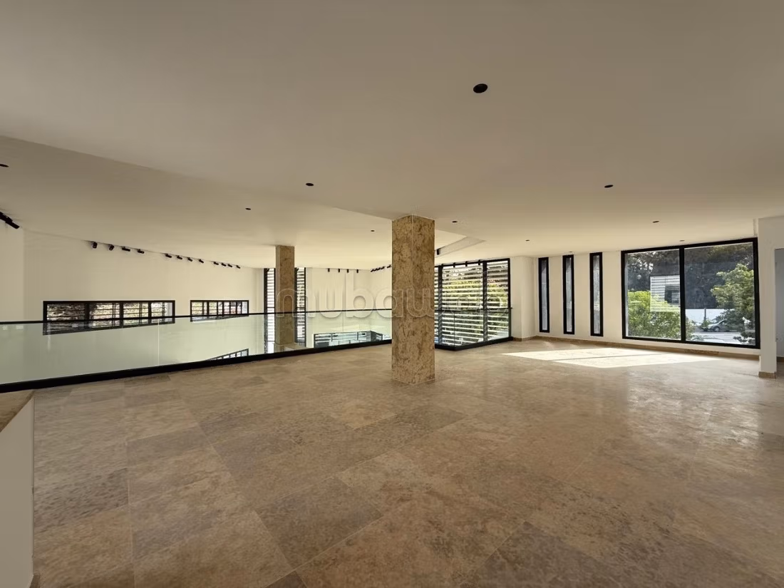 Local commercial à louer à Agdal. Surface totale 1000 m². Double vitrage et porte blindée