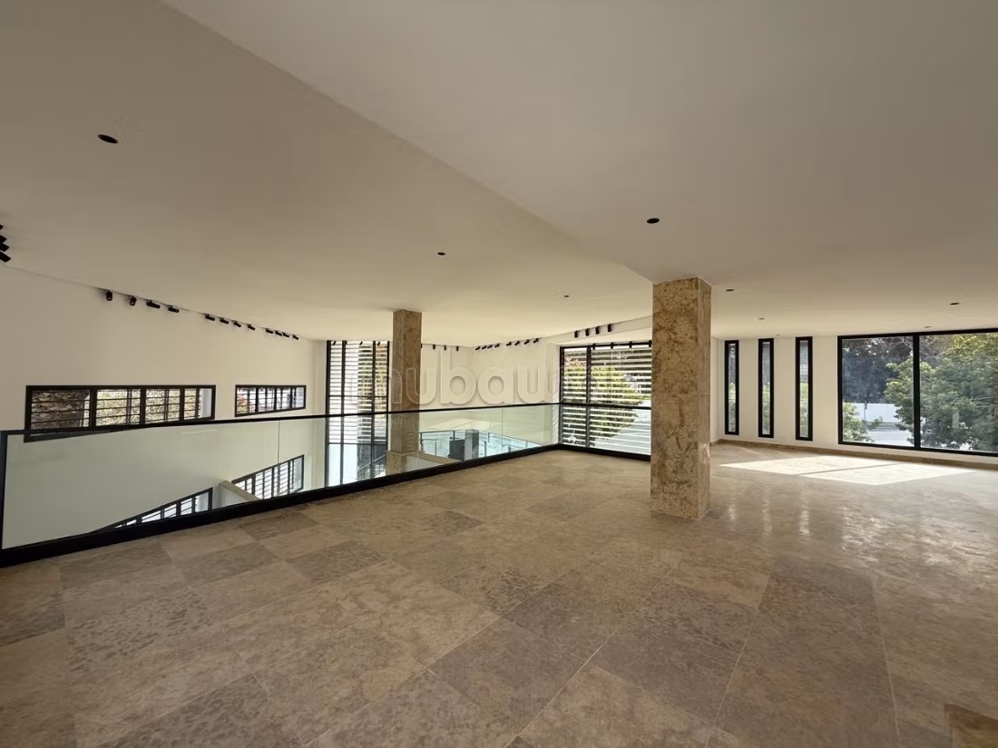 Local commercial à louer à Agdal. Surface totale 1000 m². Double vitrage et porte blindée