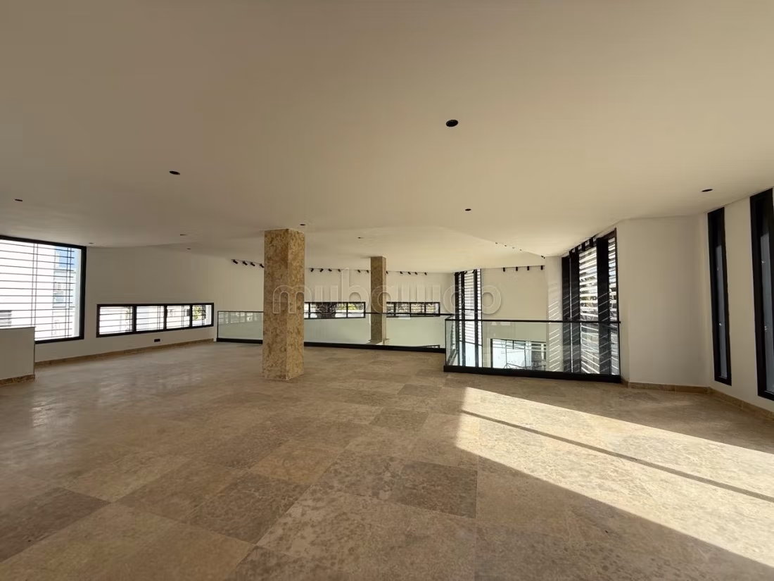 Local commercial à louer à Agdal. Surface totale 1000 m². Double vitrage et porte blindée