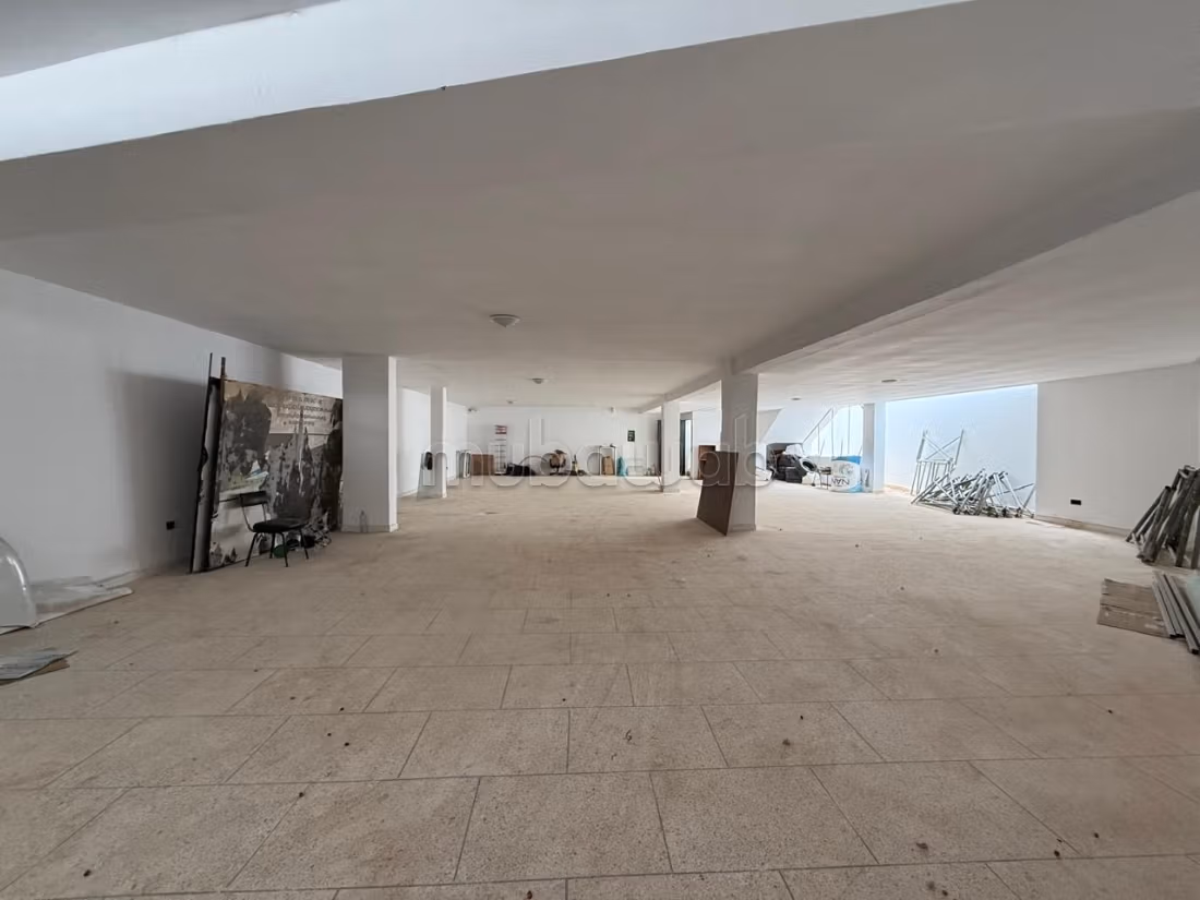 Local commercial à louer à Agdal. Surface totale 1000 m². Double vitrage et porte blindée