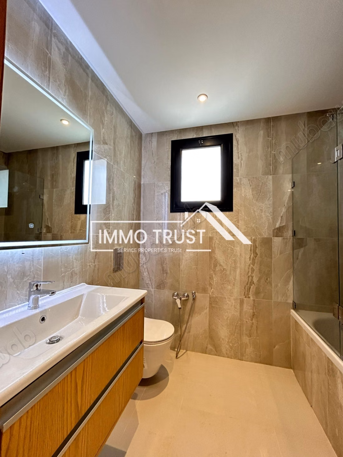 Splendido appartamento in affitto a La Soukra. 3 camere. Servizio di concierge e condizionatore