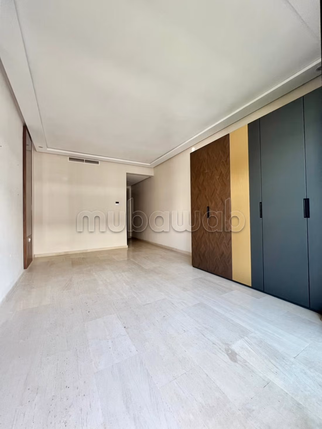 Beautiful apartment for sale in Ain Diab. 4 large living areas. Terrace and lift