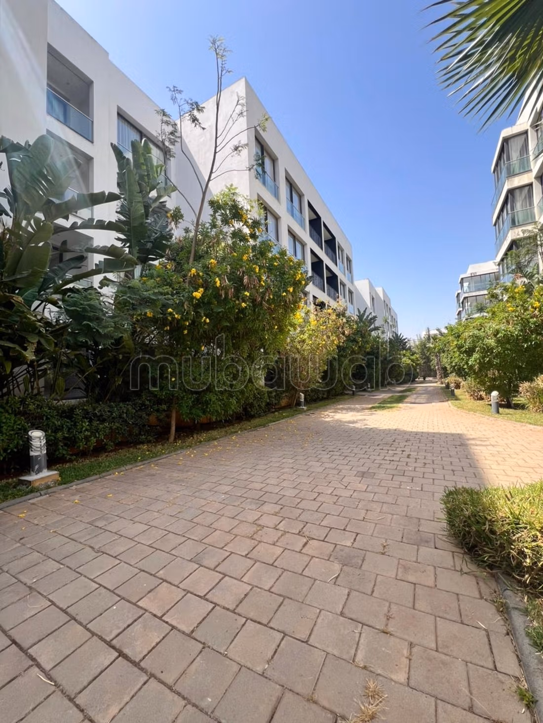 Beautiful apartment for sale in Ain Diab. 4 large living areas. Terrace and lift