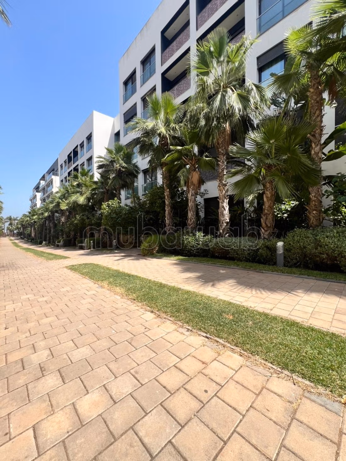 Beautiful apartment for sale in Ain Diab. 4 large living areas. Terrace and lift
