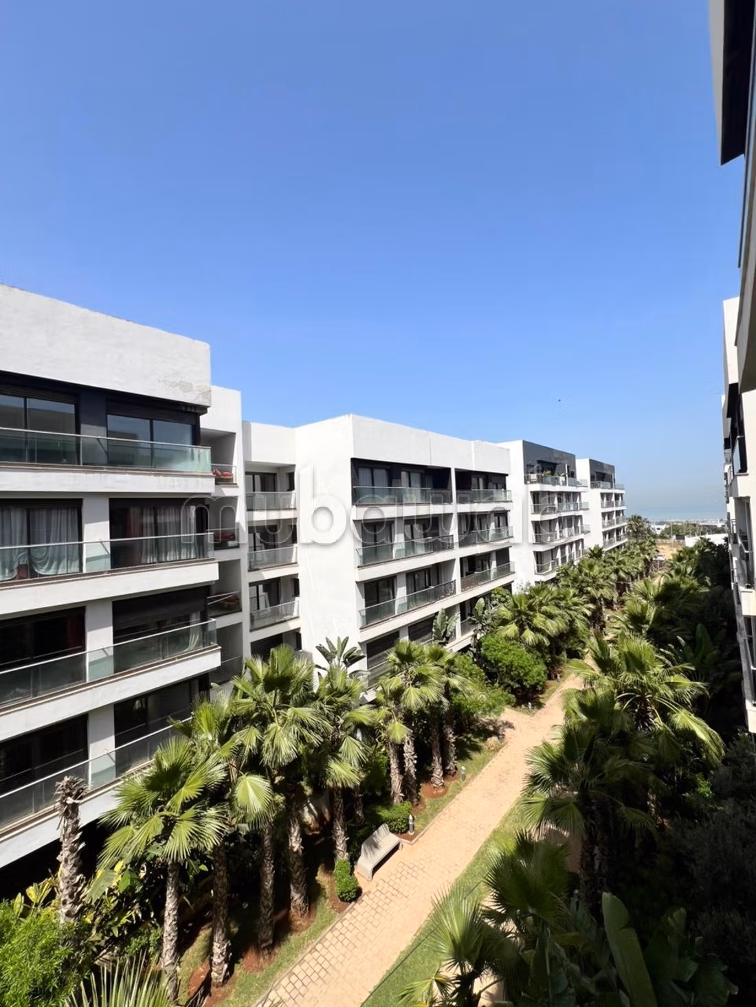 Beautiful apartment for sale in Ain Diab. 4 large living areas. Terrace and lift