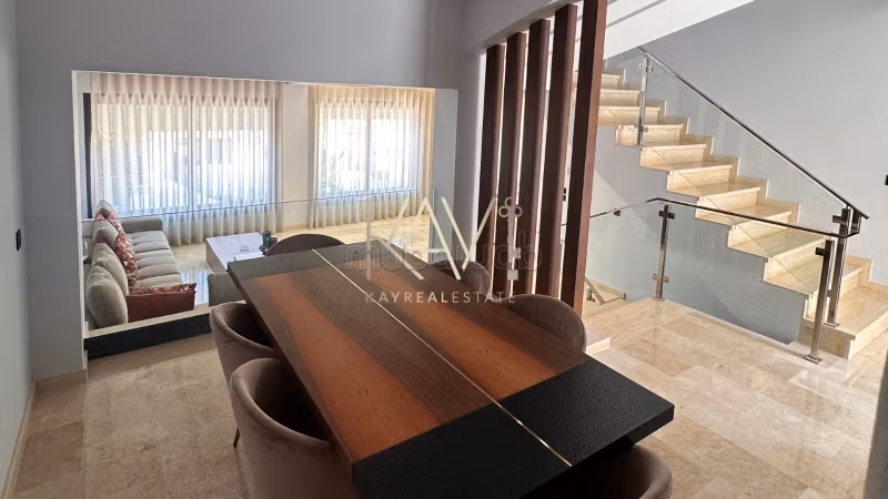 Maison de luxe à louer à Manar. 8 grandes pièces. Parking et terrasse