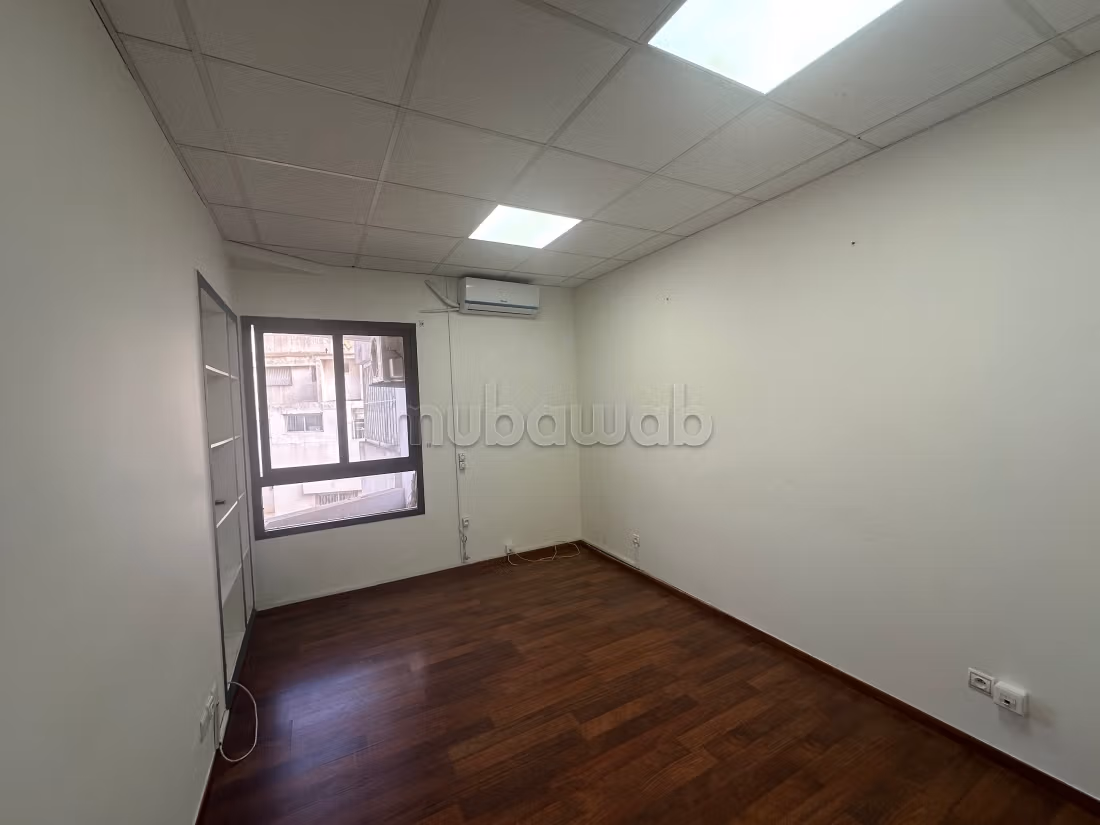Offices for rent in Bourgogne Ouest. 2 lovely rooms. With lift and terrace