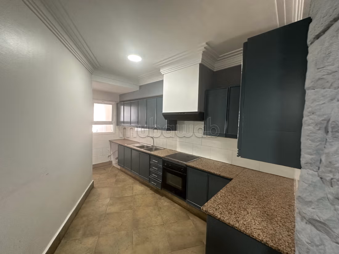 Offices for rent in Bourgogne Ouest. 2 lovely rooms. With lift and terrace