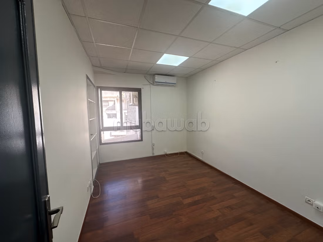 Offices for rent in Bourgogne Ouest. 2 lovely rooms. With lift and terrace