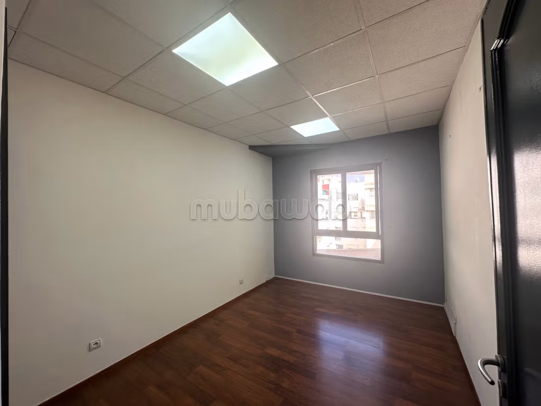 Offices for rent in Bourgogne Ouest. 2 lovely rooms. With lift and terrace