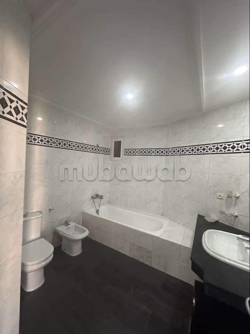 Offices for rent in Bourgogne Ouest. 2 lovely rooms. With lift and terrace