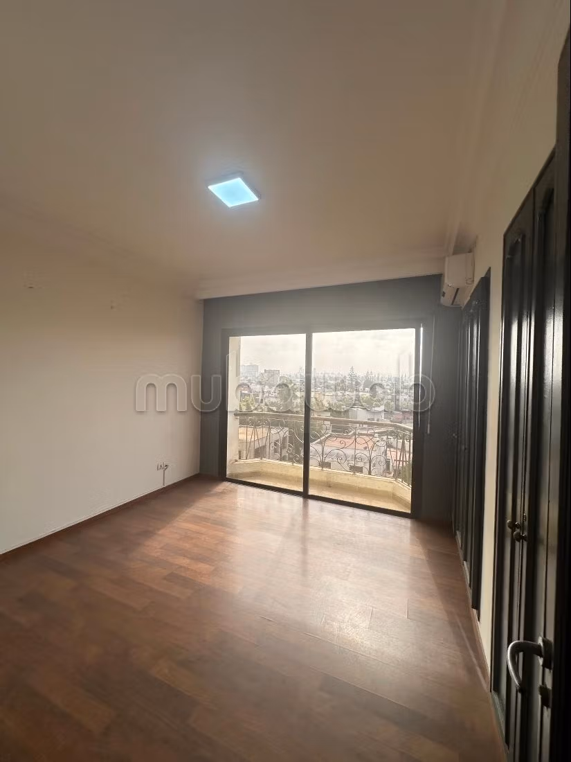 Offices for rent in Bourgogne Ouest. 2 lovely rooms. With lift and terrace