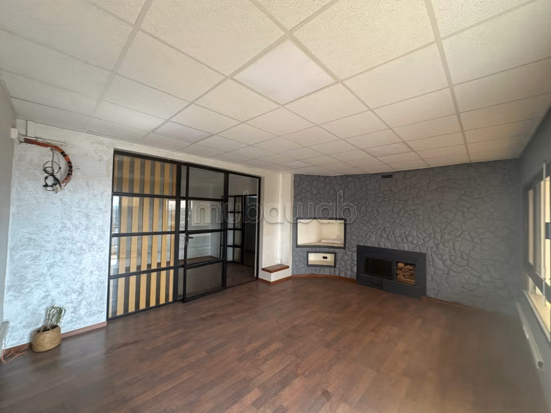 Offices for rent in Bourgogne Ouest. 2 lovely rooms. With lift and terrace