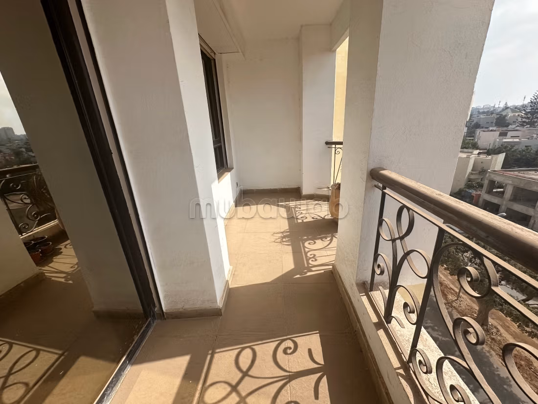 Offices for rent in Bourgogne Ouest. 2 lovely rooms. With lift and terrace