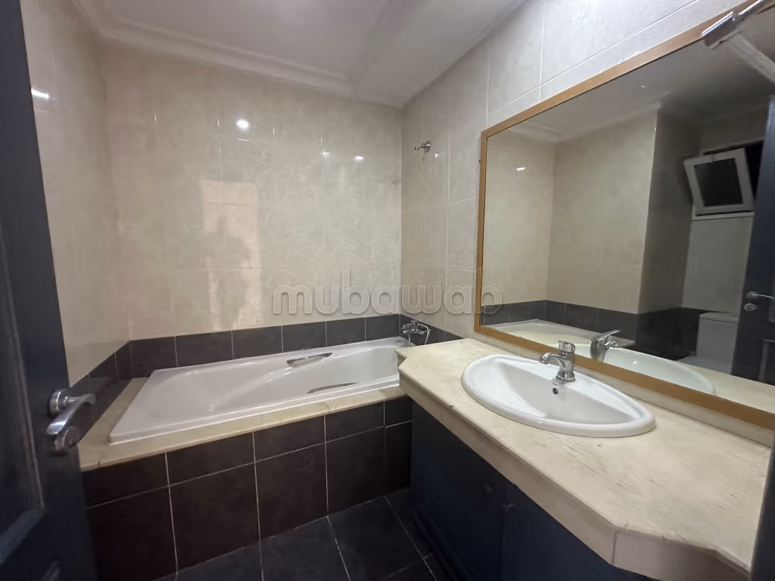 Offices for rent in Bourgogne Ouest. 2 lovely rooms. With lift and terrace