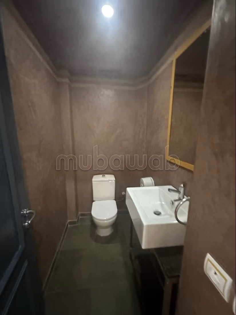 Offices for rent in Bourgogne Ouest. 2 lovely rooms. With lift and terrace