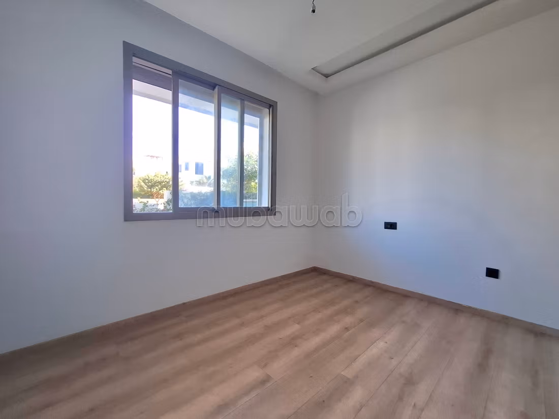 Bonito piso en alquiler en Ain Diab Extension. 6 habitaciones grandes. Puerta pesada, sistema de plato general