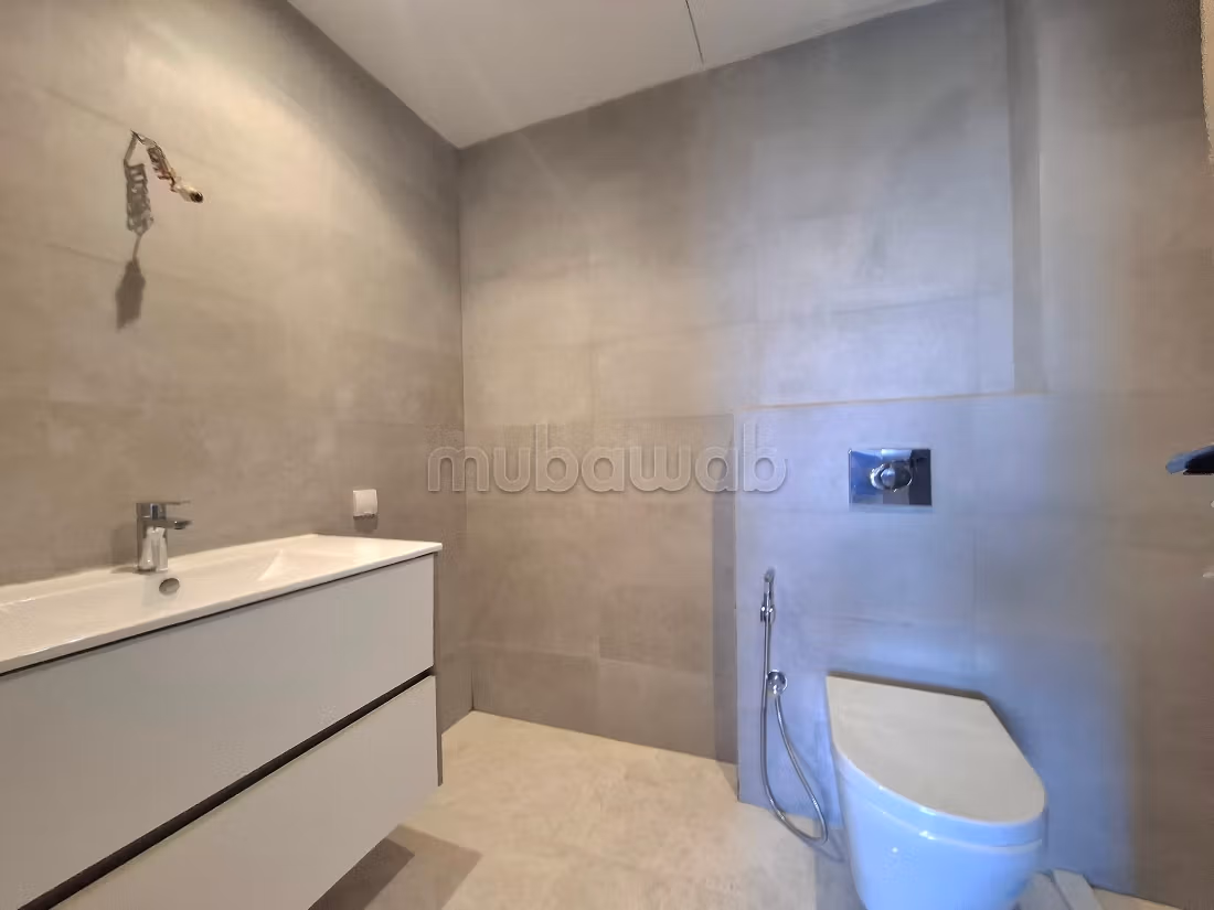Bonito piso en alquiler en Ain Diab Extension. 6 habitaciones grandes. Puerta pesada, sistema de plato general