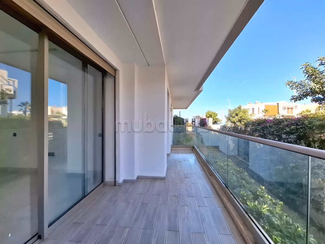 Bonito piso en alquiler en Ain Diab Extension. 6 habitaciones grandes. Puerta pesada, sistema de plato general