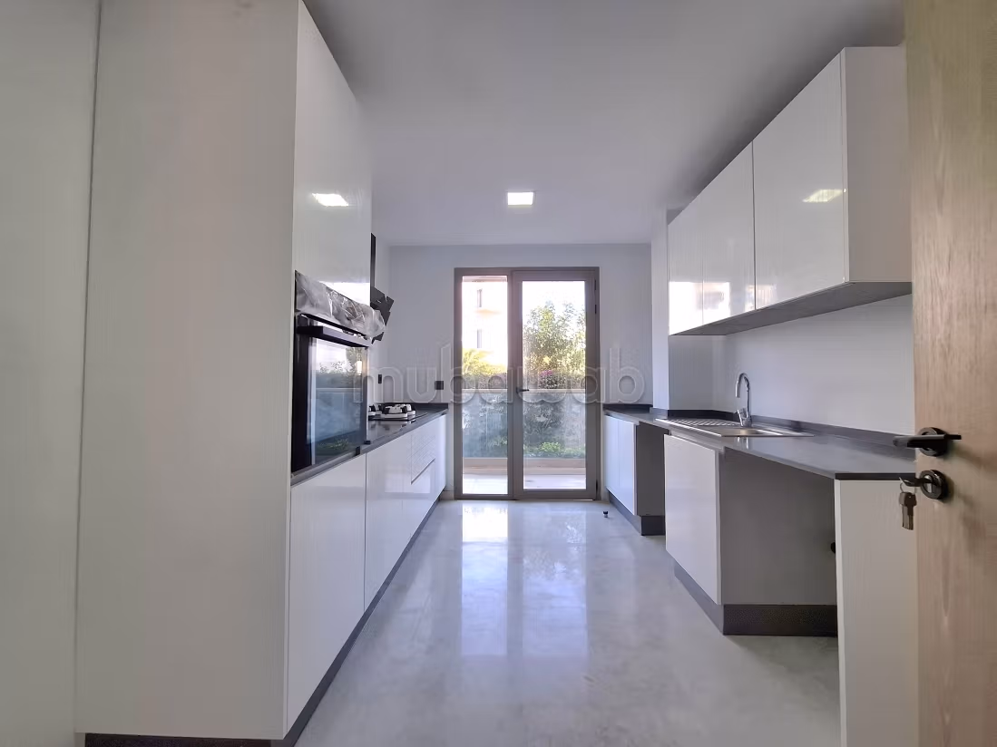 Bonito piso en alquiler en Ain Diab Extension. 6 habitaciones grandes. Puerta pesada, sistema de plato general
