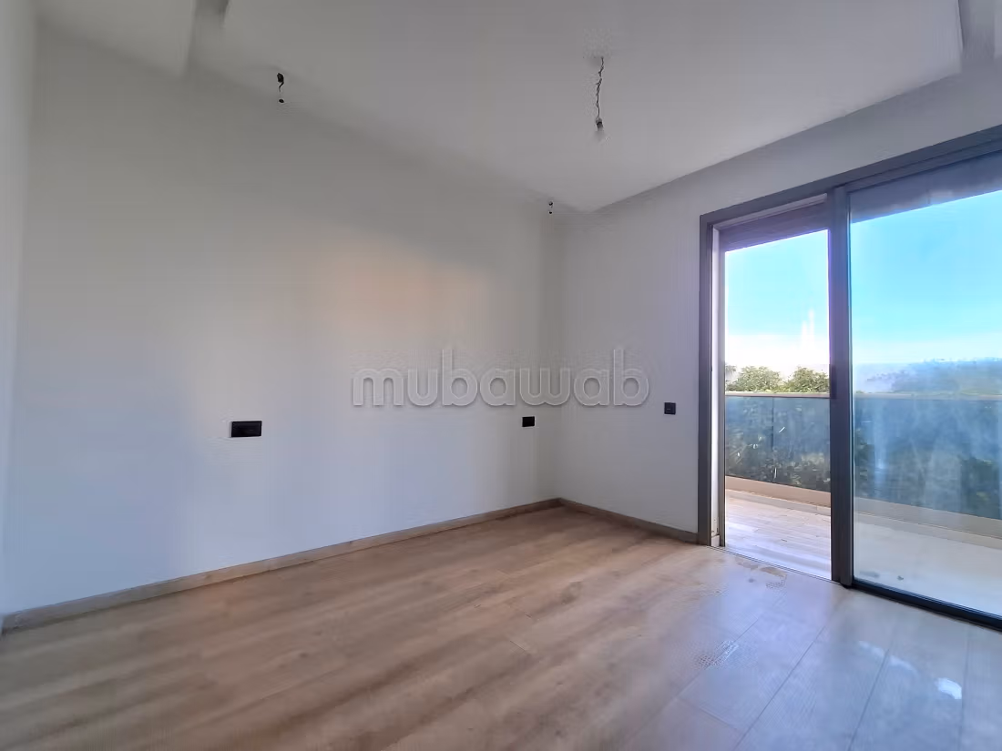 Bonito piso en alquiler en Ain Diab Extension. 6 habitaciones grandes. Puerta pesada, sistema de plato general