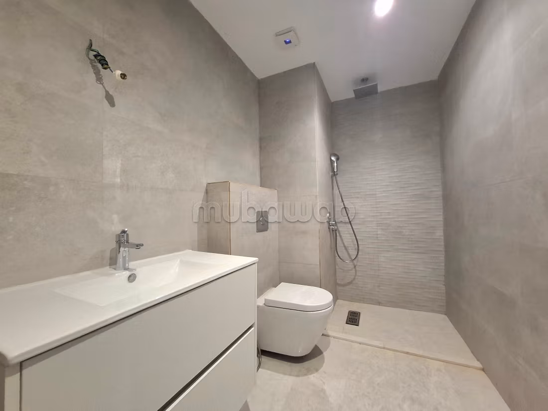 Bonito piso en alquiler en Ain Diab Extension. 6 habitaciones grandes. Puerta pesada, sistema de plato general