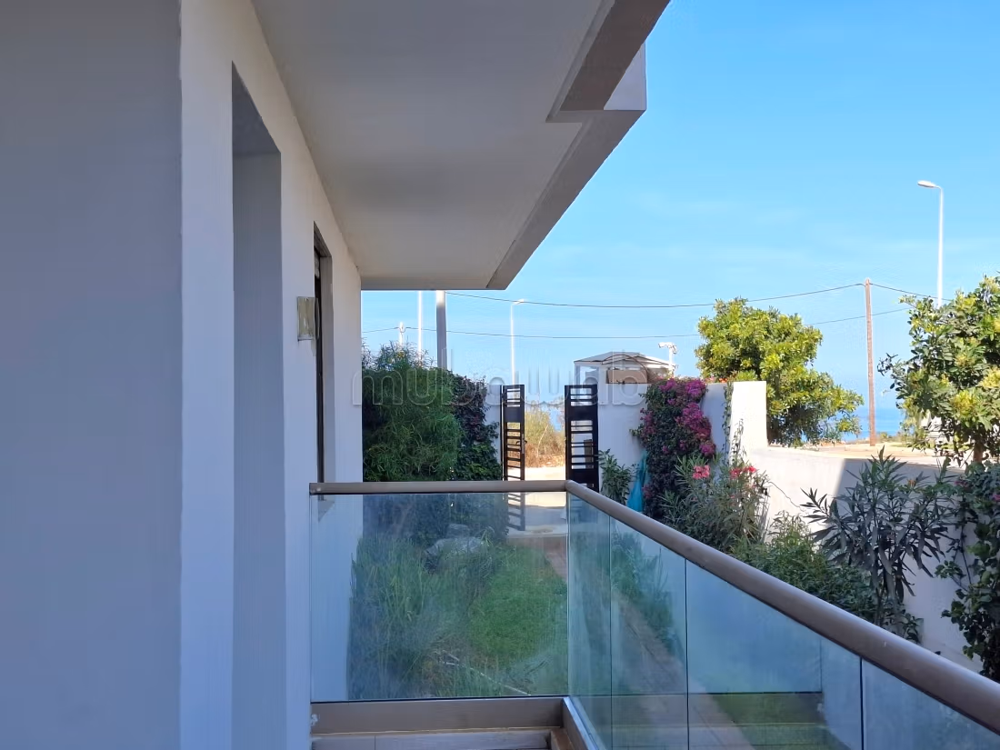 Bonito piso en alquiler en Ain Diab Extension. 6 habitaciones grandes. Puerta pesada, sistema de plato general