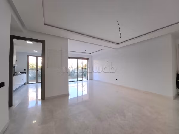 Appartamento in affitto a Ain Diab Extension. 6 ampi locali. Porta blindata e servizio di videosorveglianza