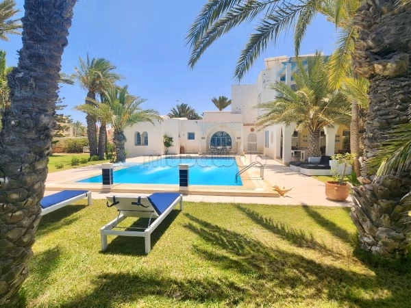 Casa di lusso in vendita. Superficie 1900 m². Arredato