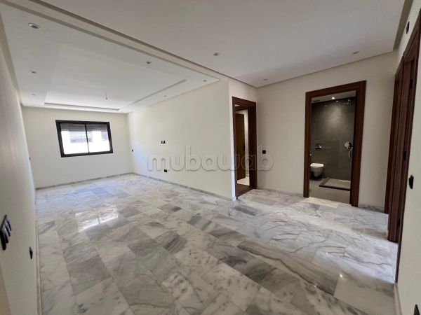 Bellissimo appartamento in affitto a Bouskoura Ville. 2 camere da letto. Terrazzo e ascensore