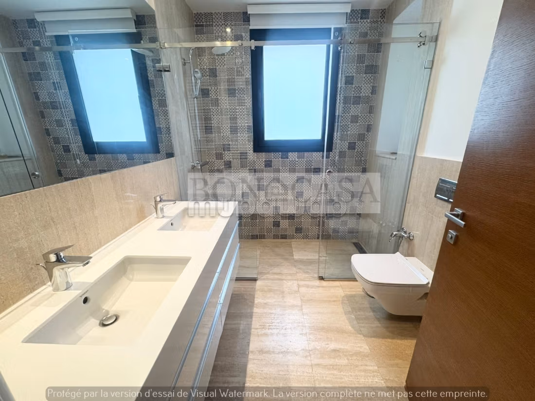 Eccezionale villa in vendita a Gammarth. Superficie 331 m². Piscina e condizionatore