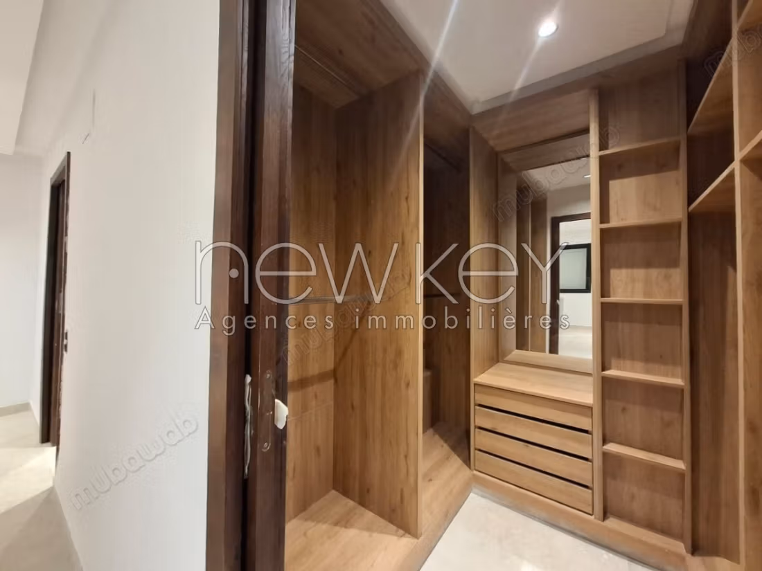 Villa de haut standing S4 à vendre à La Soukra