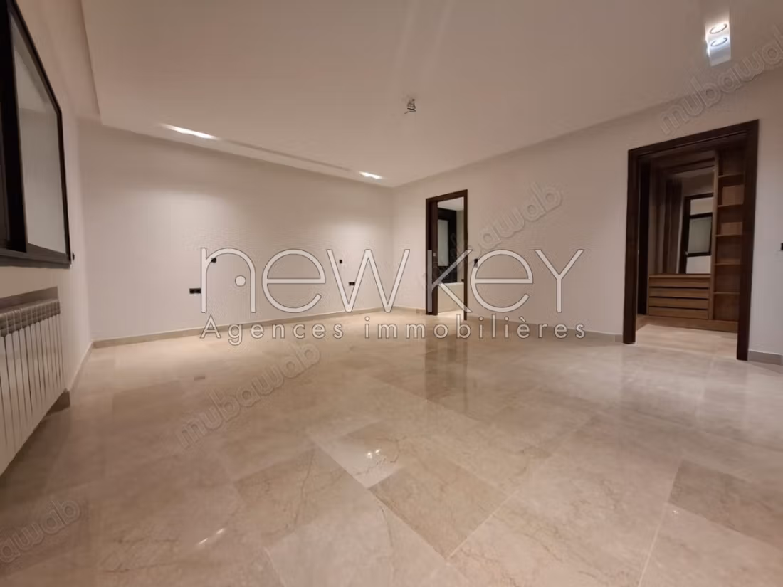 Villa de haut standing S4 à vendre à La Soukra