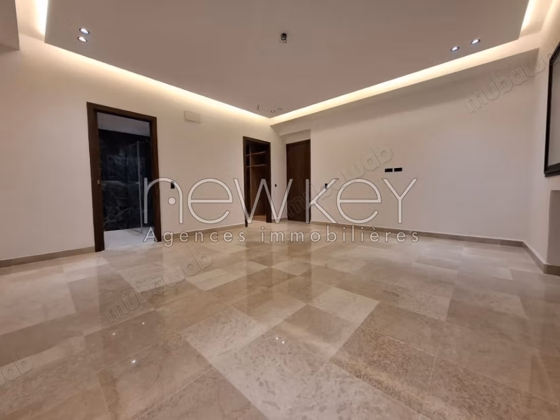 Villa de haut standing S4 à vendre à La Soukra