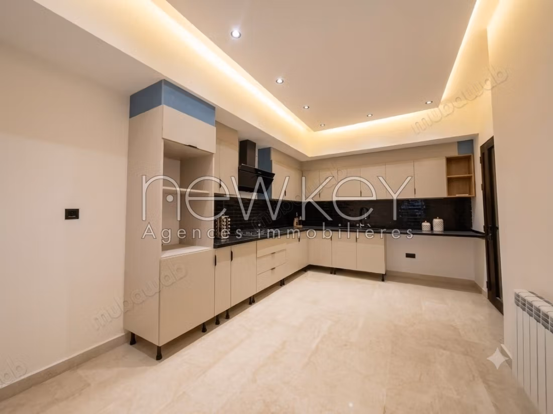 Villa de haut standing S4 à vendre à La Soukra