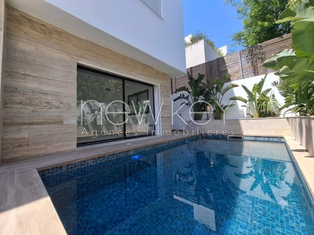 Villa de haut standing S4 à vendre à La Soukra