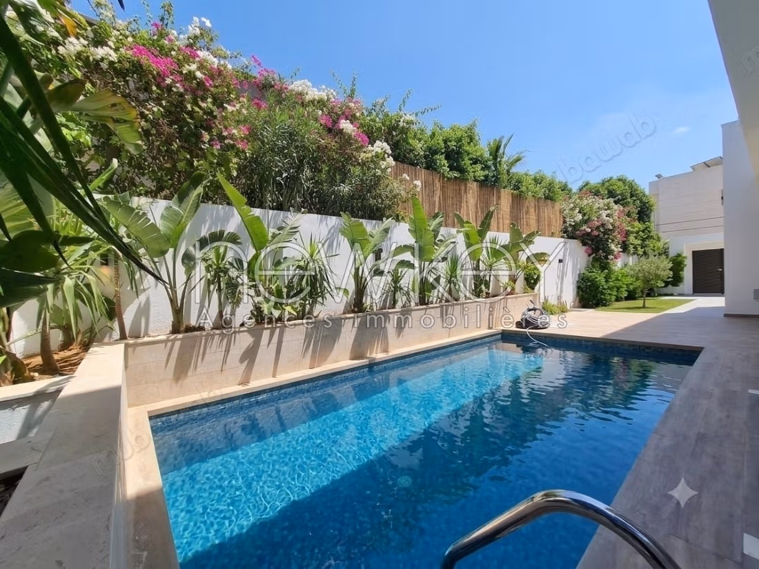 Villa de haut standing S4 à vendre à La Soukra